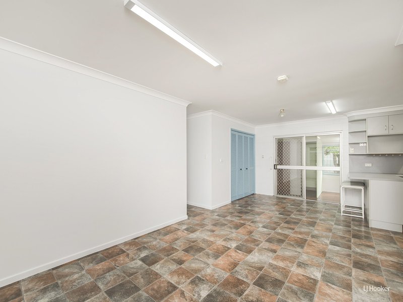 Photo - 3 Chalmers Street, Norman Gardens QLD 4701 - Image 13