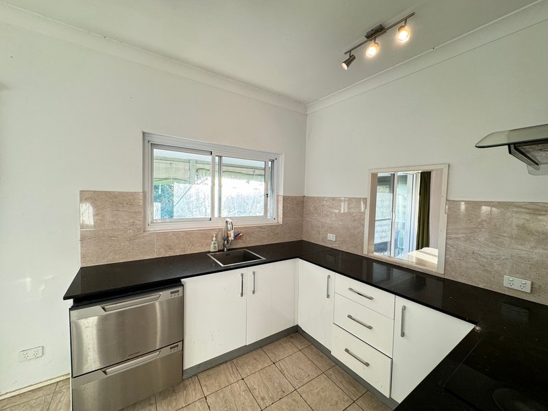 Photo - 3 Charm Place, Peakhurst NSW 2210 - Image 4