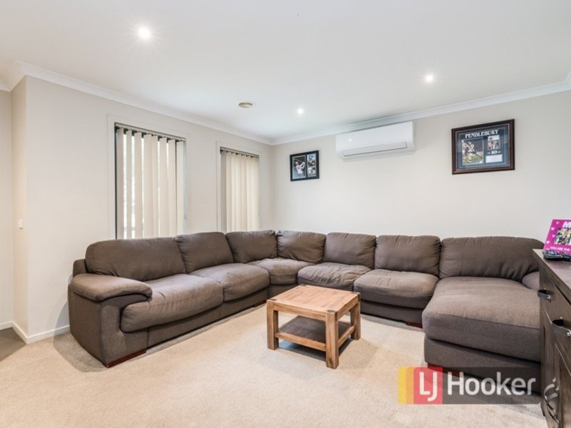 Photo - 3 Chestnut Chase, Pakenham VIC 3810 - Image 2