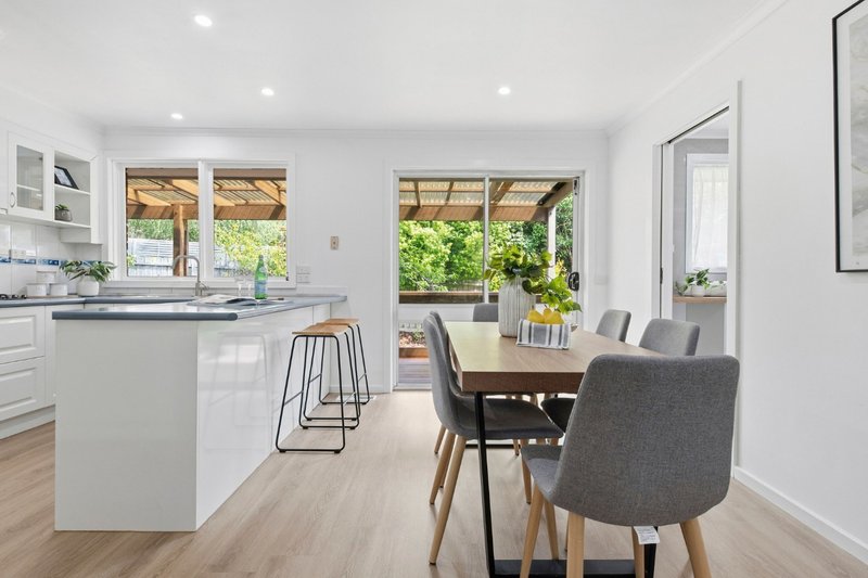 Photo - 3 Chichester Square, Wantirna VIC 3152 - Image 4