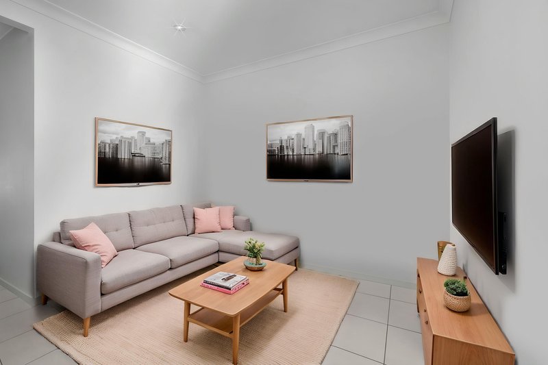 Photo - 3 Claireview Street, Logan Reserve QLD 4133 - Image 10