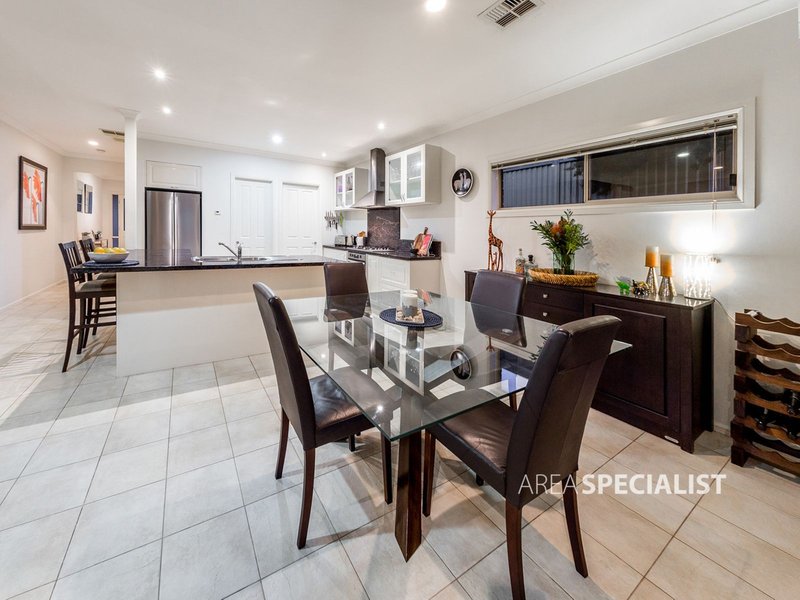 Photo - 3 Club House Crescent, Cranbourne East VIC 3977 - Image 5