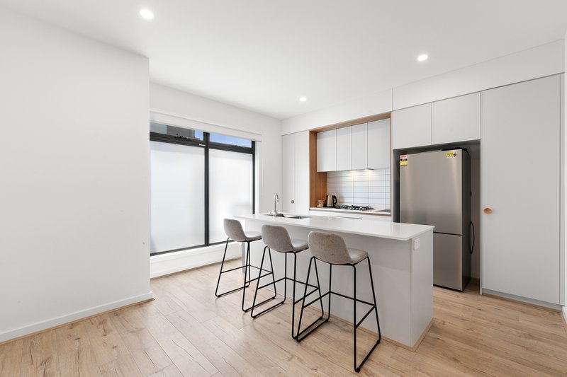 Photo - 3 Cornerstone Crescent, South Morang VIC 3752 - Image 2