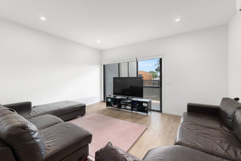 Photo - 3 Cornerstone Crescent, South Morang VIC 3752 - Image 5