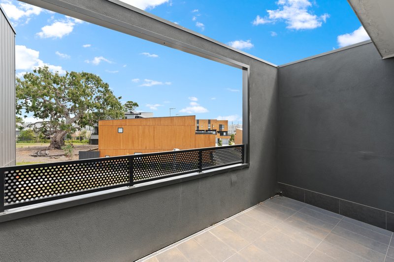 Photo - 3 Cornerstone Crescent, South Morang VIC 3752 - Image 7
