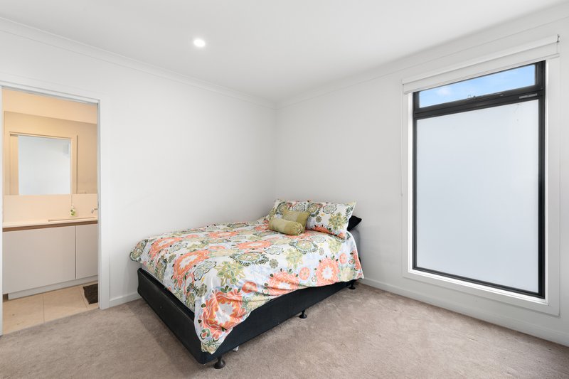 Photo - 3 Cornerstone Crescent, South Morang VIC 3752 - Image 8