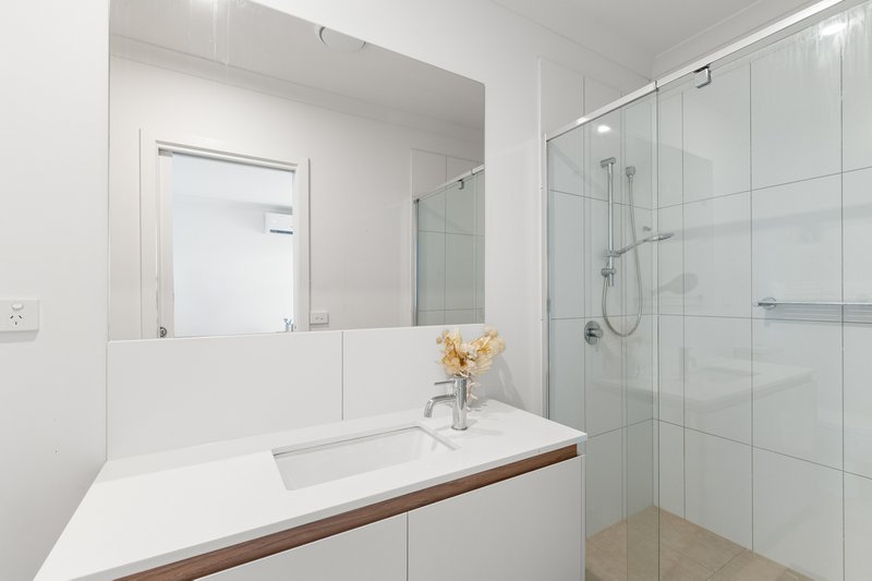 Photo - 3 Cornerstone Crescent, South Morang VIC 3752 - Image 9