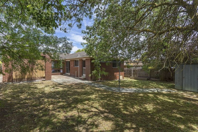 Photo - 3 Crusader Crescent, Glen Waverley VIC 3150 - Image 2