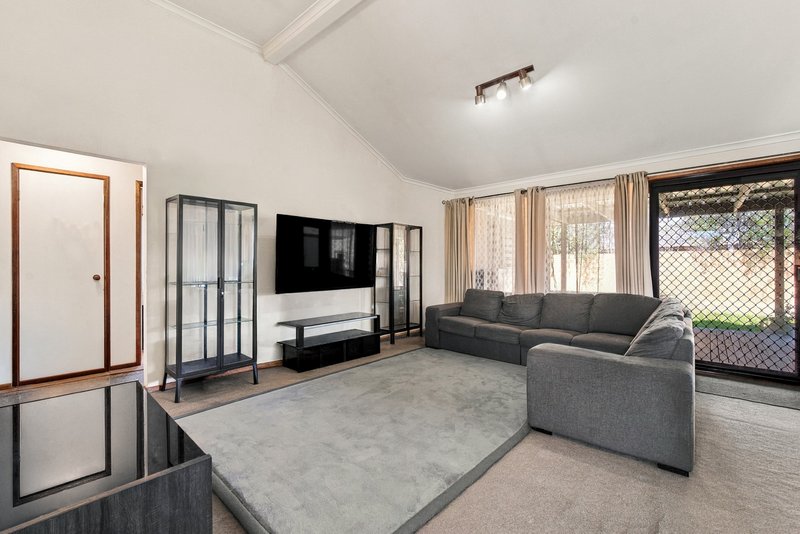 Photo - 3 Delage Close, Keilor Downs VIC 3038 - Image 2