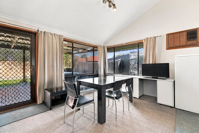 Photo - 3 Delage Close, Keilor Downs VIC 3038 - Image 3