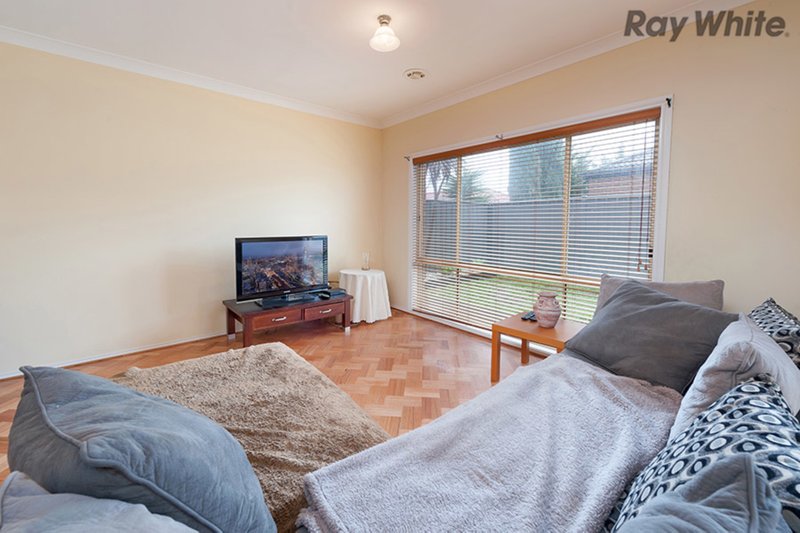 Photo - 3 Dickerson Way, Caroline Springs VIC 3023 - Image 5