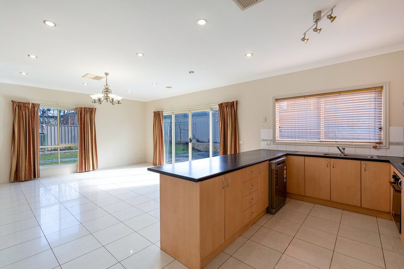 Photo - 3 Discovery Close, Craigieburn VIC 3064 - Image 3