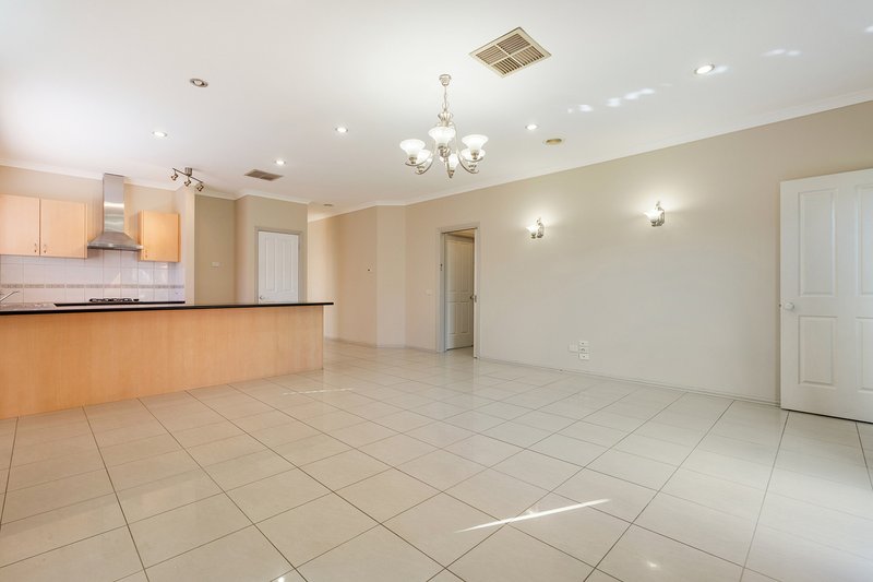 Photo - 3 Discovery Close, Craigieburn VIC 3064 - Image 4