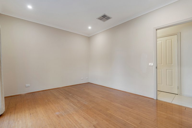 Photo - 3 Discovery Close, Craigieburn VIC 3064 - Image 7