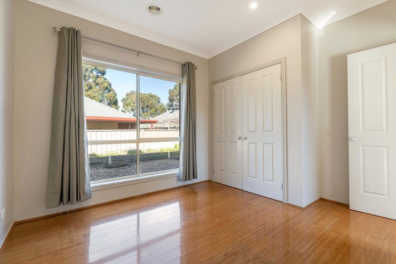 Photo - 3 Discovery Close, Craigieburn VIC 3064 - Image 11