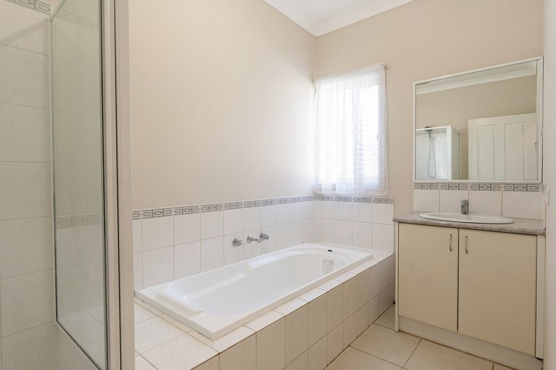 Photo - 3 Discovery Close, Craigieburn VIC 3064 - Image 13