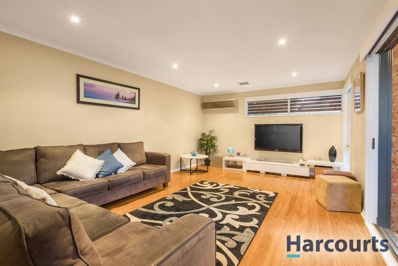 Photo - 3 Downshire Close, Wantirna South VIC 3152 - Image 2