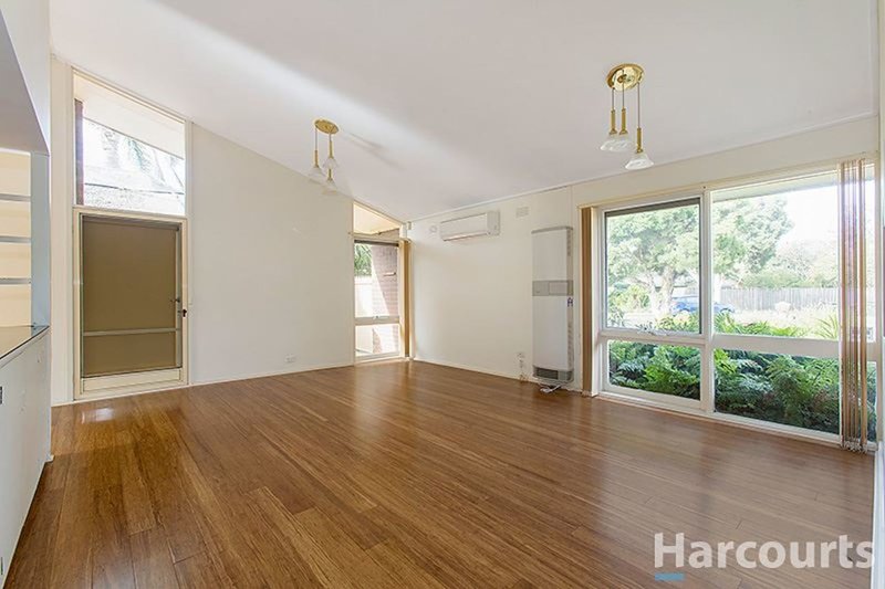 Photo - 3 Dubbo Court, Glen Waverley VIC 3150 - Image 2