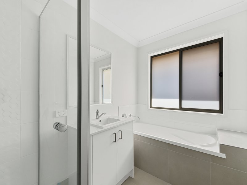 Photo - 3 Elite Street, Park Ridge QLD 4125 - Image 12