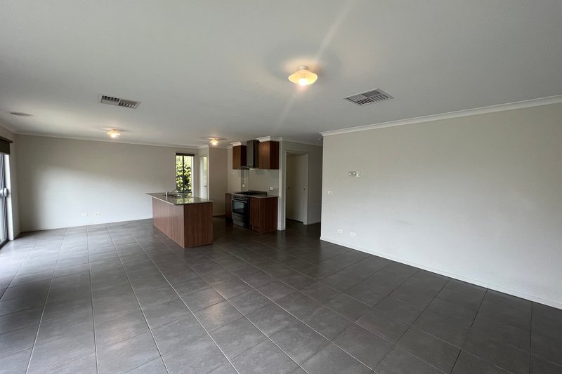 Photo - 3 Elmtree Crescent, Clyde North VIC 3978 - Image 3