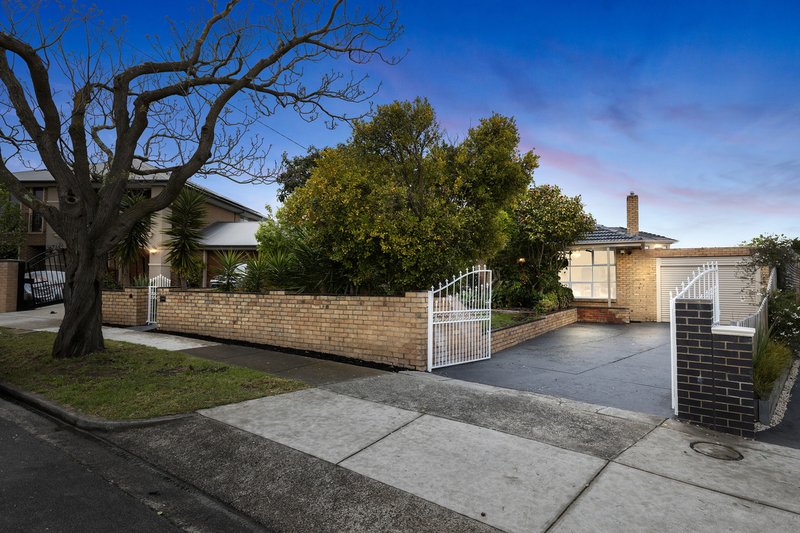 Photo - 3 Elysium Crescent, Oakleigh East VIC 3166 - Image 2