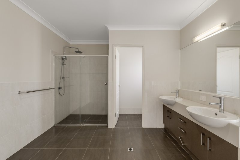 Photo - 3 Fallon Drive, Middle Ridge QLD 4350 - Image 9