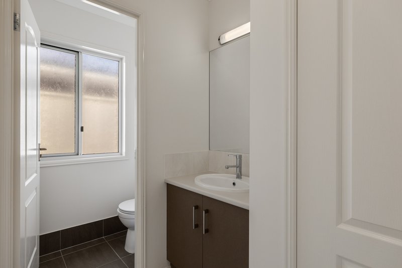 Photo - 3 Fallon Drive, Middle Ridge QLD 4350 - Image 11