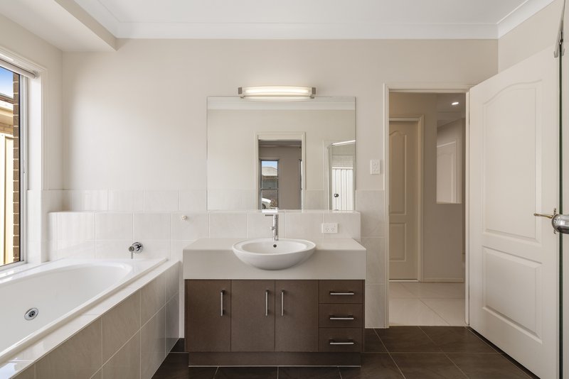 Photo - 3 Fallon Drive, Middle Ridge QLD 4350 - Image 12