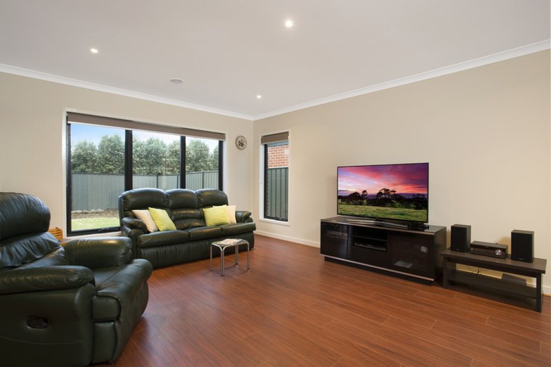 Photo - 3 Featherpark Way, Craigieburn VIC 3064 - Image 4