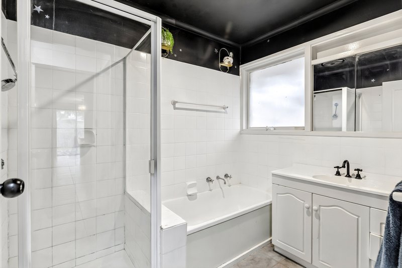 Photo - 3 Felton Avenue, Sunbury VIC 3429 - Image 6