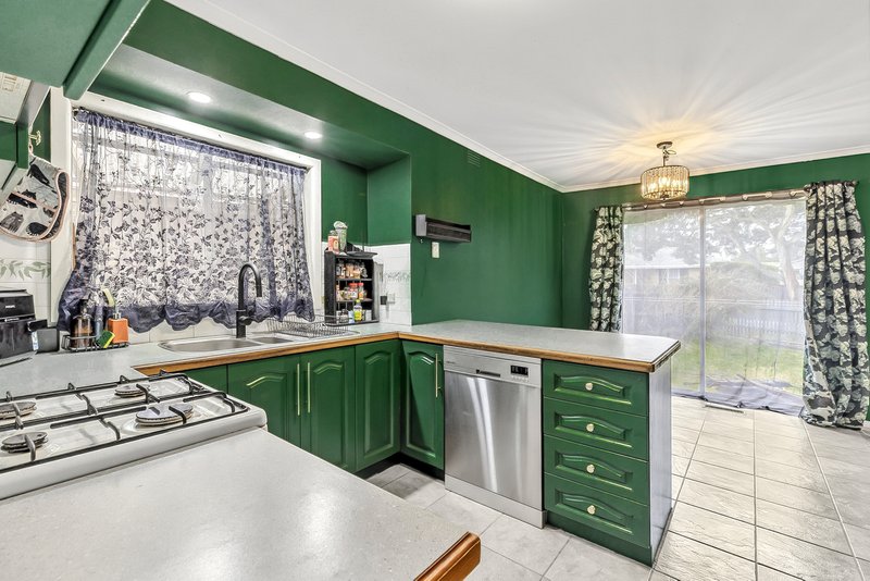 Photo - 3 Felton Avenue, Sunbury VIC 3429 - Image 7