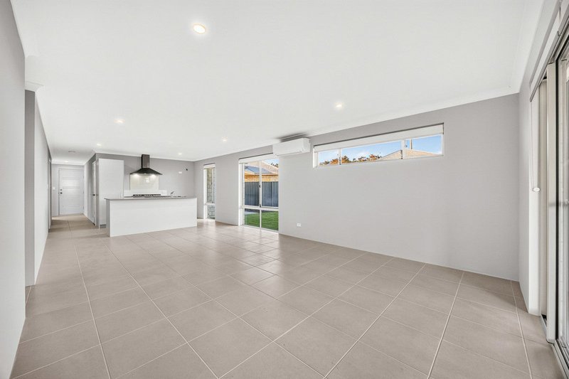 Photo - 3 Forbury Street, Lakelands WA 6180 - Image 4