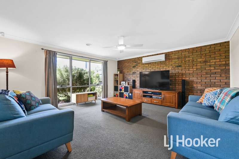 Photo - 3 Fox Close, Hampton Park VIC 3976 - Image 3