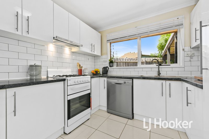 Photo - 3 Fox Close, Hampton Park VIC 3976 - Image 4