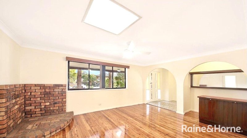 Photo - 3 Fyfe Place, Glenfield NSW 2167 - Image 2