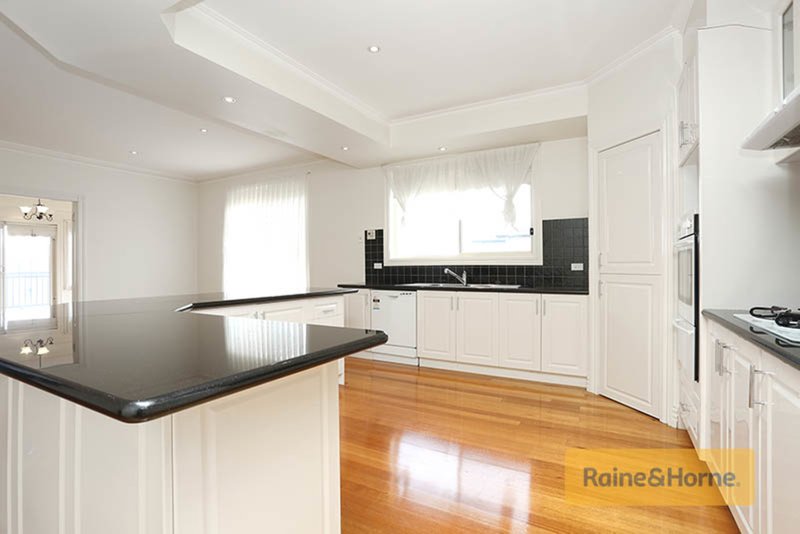 Photo - 3 Gaussberg Walk, Roxburgh Park VIC 3064 - Image 4