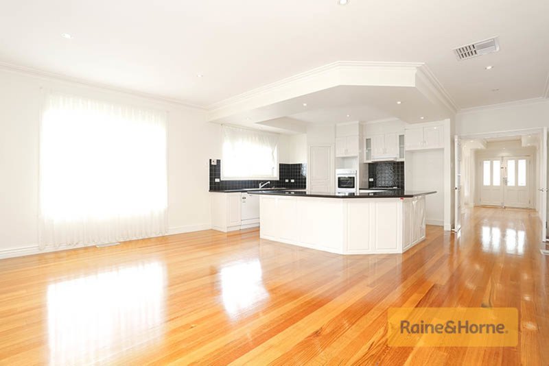 Photo - 3 Gaussberg Walk, Roxburgh Park VIC 3064 - Image 5