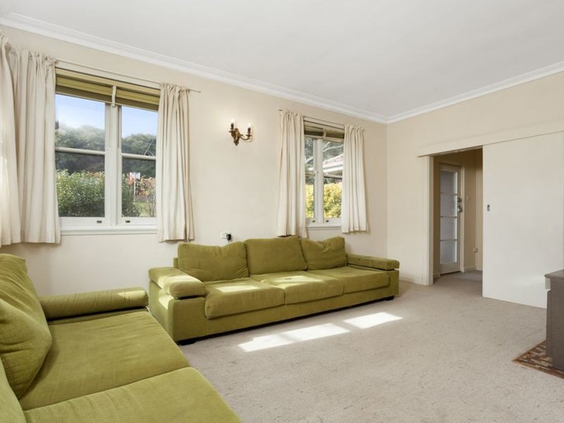 Photo - 3 Gawler Crescent, Deakin ACT 2600 - Image 2