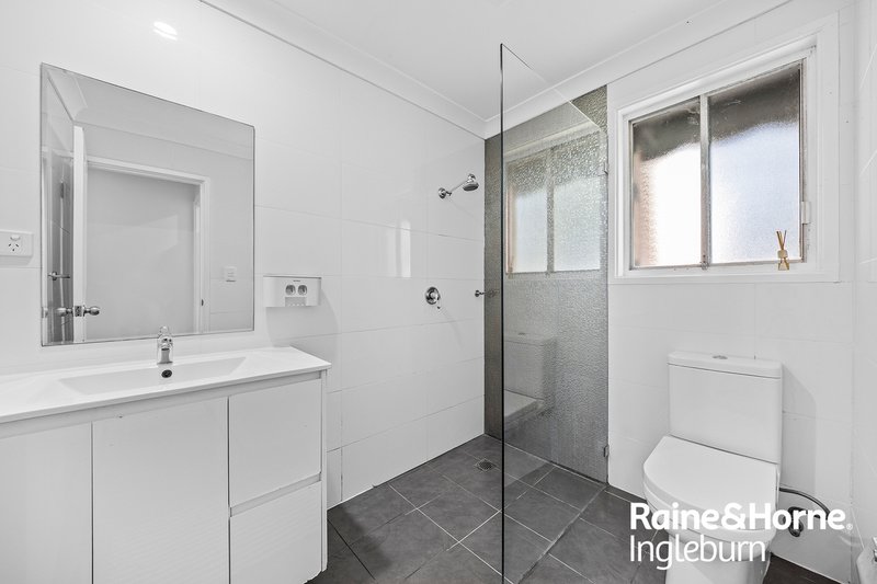 Photo - 3 Geranium Avenue, Macquarie Fields NSW 2564 - Image 4