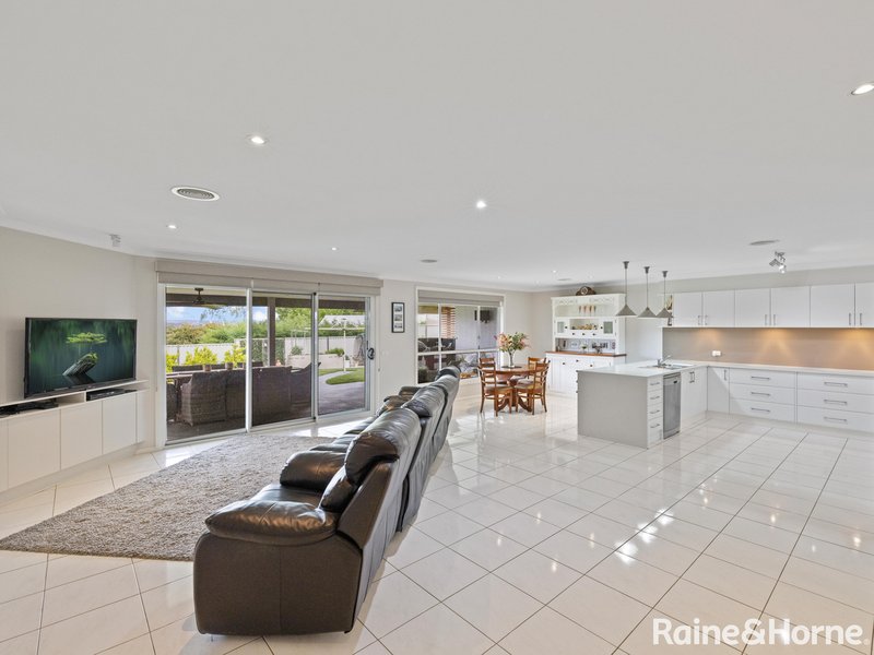 Photo - 3 Gibsone Drive, Kelso NSW 2795 - Image 2