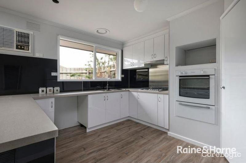 Photo - 3 Giles Court, Cranbourne North VIC 3977 - Image 3