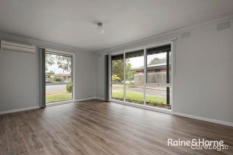 Photo - 3 Giles Court, Cranbourne North VIC 3977 - Image 4