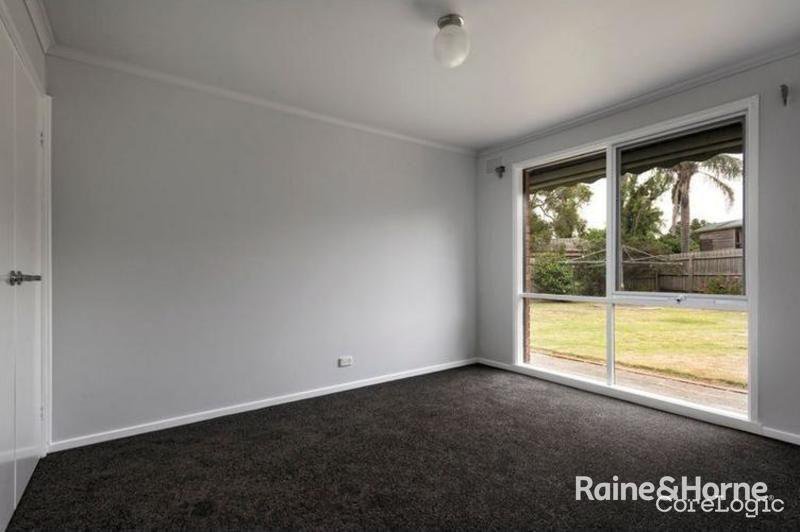 Photo - 3 Giles Court, Cranbourne North VIC 3977 - Image 5