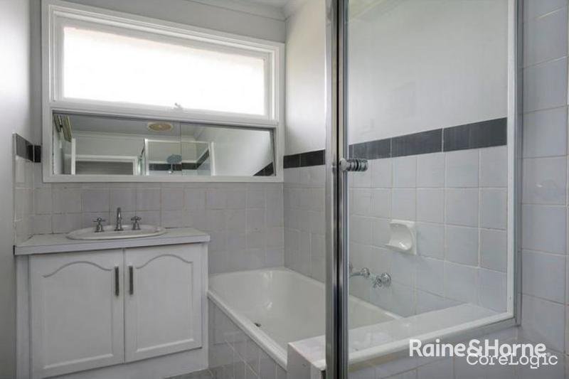 Photo - 3 Giles Court, Cranbourne North VIC 3977 - Image 6