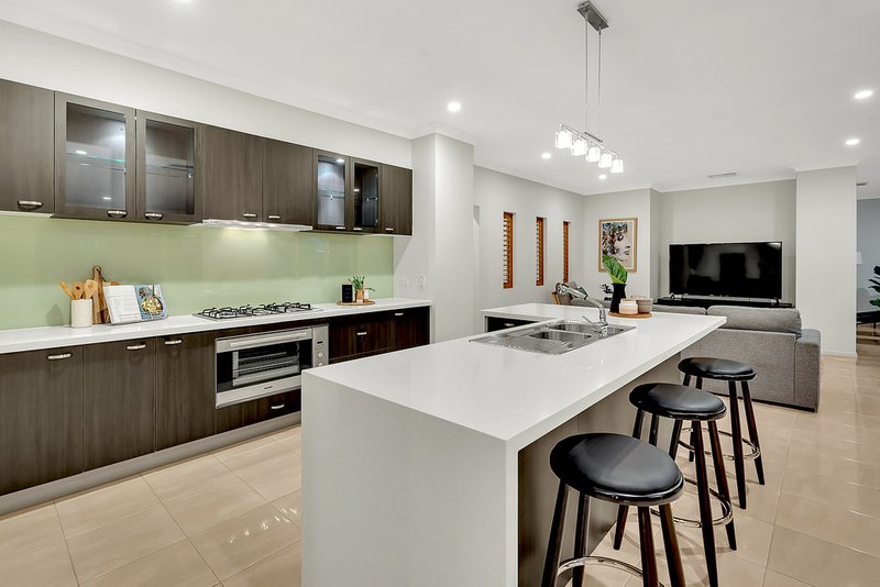 Photo - 3 Gippsland Way, Craigieburn VIC 3064 - Image 12