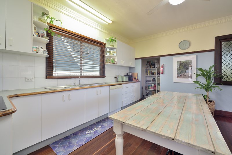 Photo - 3 Glenlyon Street, Gladstone Central QLD 4680 - Image 4