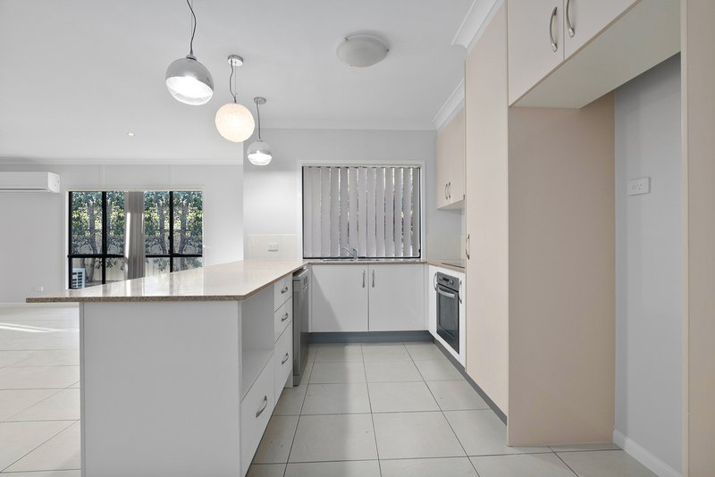 Photo - 3 Glovar Street, Emerald QLD 4720 - Image 3