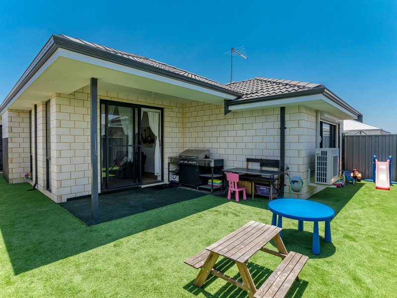 Photo - 3 Golden Way, Piara Waters WA 6112 - Image 11