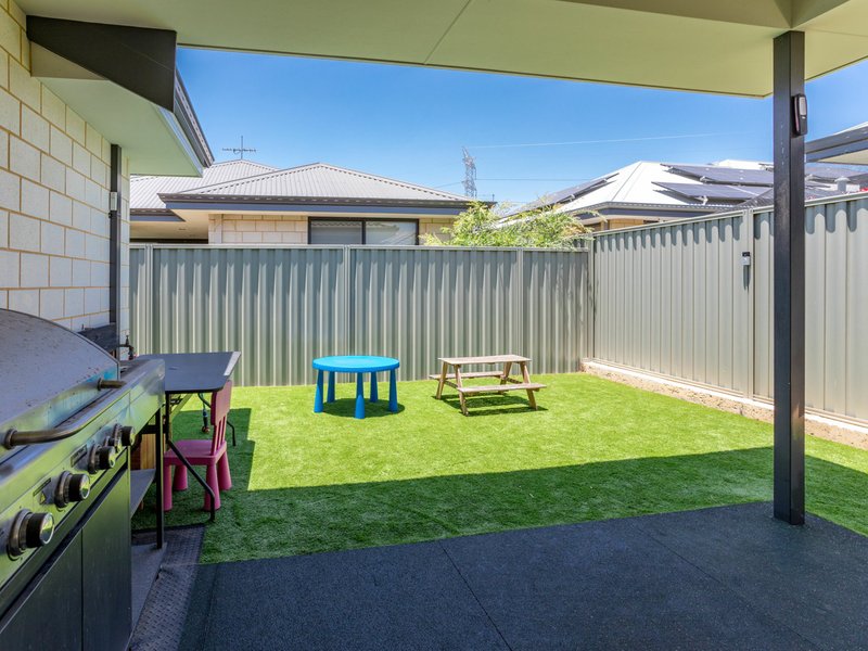 Photo - 3 Golden Way, Piara Waters WA 6112 - Image 12