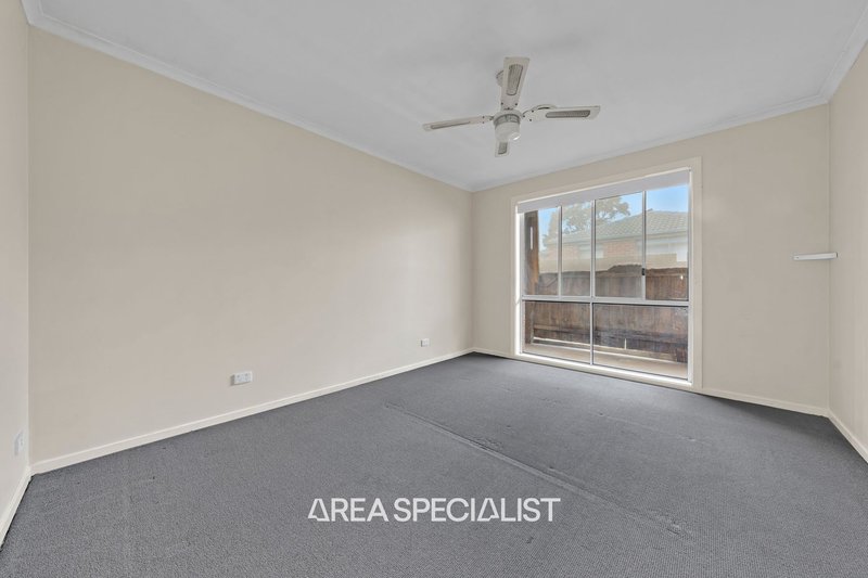 Photo - 3 Greenmantle Close, Cranbourne West VIC 3977 - Image 5